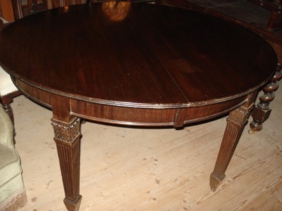 Englischer ovaler Mahagoni-Jugendstil-Tisch massiv um 1890