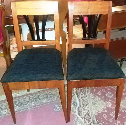 Zwei Biedermeier-Kirschholz-Stühle restauriert um 1840