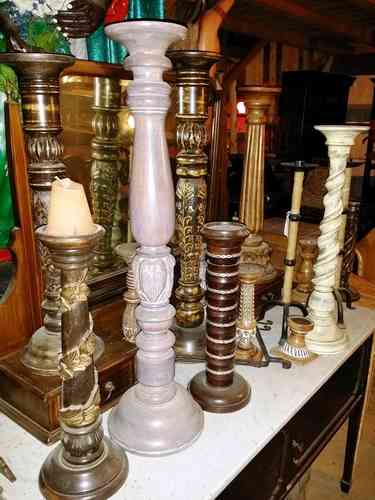 Diverse Kerzenleuchter aus Holz in verschiedenen Größen
