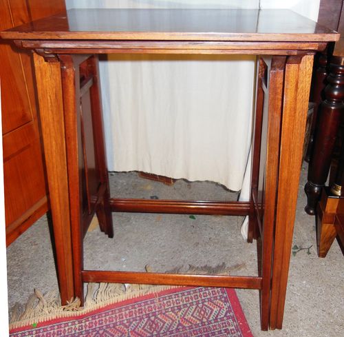 Nest of Tables Dreisatz-Tische Mahagoni englische Beistelltische um 1910/20