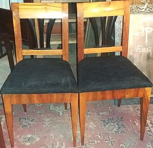 2 Biedermeier-Nussbaum-Stühle um 1840/50 restauriert