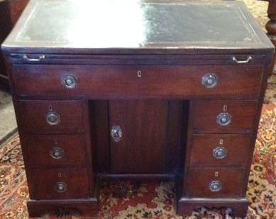 Englischer Mahagoni-Schreibtisch Kneehole-desk um 1820/30