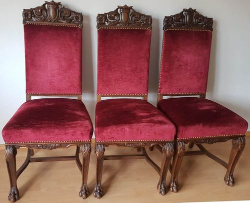 2 Gründerzeit-Stühle mit rotem Sand bezogen