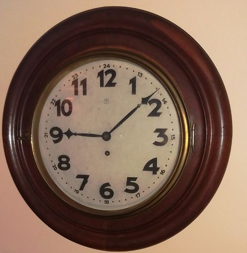 Englische runde "Bahnhofs"-Uhr um 1890