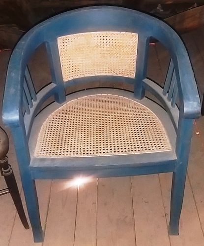 Teakholz-Armlehnstuhl blau mit geflochtenem Sitz