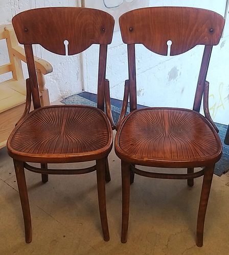 2 Stück helle Stühle mit Holzsitz-Prägung